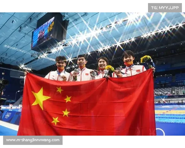 湖北混合泳接力队颁奖台自拍留念,闫子贝亲吻金牌告别赛程