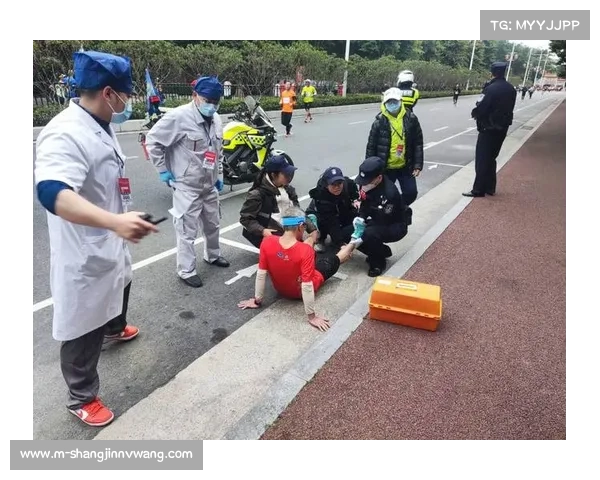 马拉松选手途中抽筋，志愿者协助完成比赛