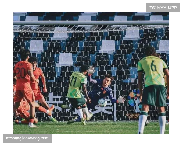 温情时刻：对手门将失误送礼后，进球队员主动上前安慰